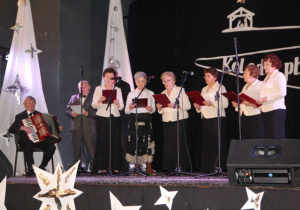 Zdjęcie Zespołu Przygoda występującego na scenie podczas koncertu „Wspólne Kolędowanie”