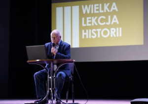 Zdjęcie senatora RP Ryszarda Bonisławskiego przemawiającego podczas III Wielkiej Lekcji Historii w sali widowiskowej MOK