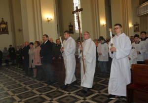 Zdjęcie zaproszonych gości oraz ministrantów podczas uroczystej Mszy Świętej w Kościele pw. Niepokalanego Poczęcia NMP w Koluszkach