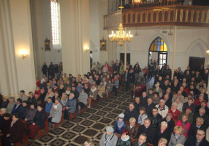 Zdjęcie uczestników podczas uroczystej Mszy Świętej w Kościele pw. Niepokalanego Poczęcia NMP w Koluszkach