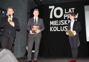 Zdjęcie autorów ksiązki „Historia Koluszek 1386-1949” podczas jej premiery na scenie widowiskowej w Miejskim Ośrodku Kultury w Koluszkach