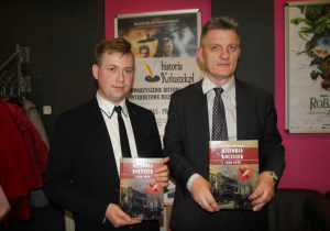 Zdjęcie autorów ksiązki „Historia Koluszek 1386-1949” podczas jej premiery w Miejskim Ośrodku Kultury w Koluszkach