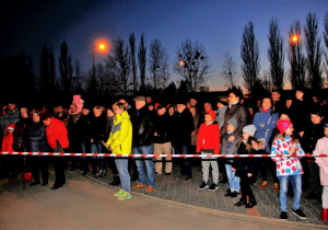 Zdjęcie czestników pokazu laserowego w ramach obchodów 70-lecia Nadania Praw Miejskich Koluszkom na parkingu przed Urzędem Miejskim w Koluszkach