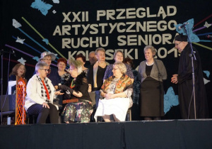 Zdjęcie członków zespołu występujących na scenie podczas XXII Przeglądu Artystycznego Ruchu Seniora 2019