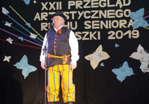 Zdjęcie uczestnika występującego na scenie podczas XXII Przeglądu Artystycznego Ruchu Seniora 2019