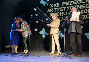 Zdjęcie laureatki oraz członków jury wręczających nagrodę podczas XXII Przeglądu Artystycznego Ruchu Seniora 2019