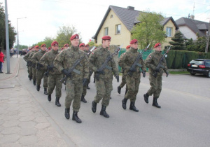 Zdjęcie zołnierzy - uczestników przemarszu pod Pomnik Orła Białego w Koluszkach podczas Uroczystych Obchodów 228 Rocznicy Uchwalenia Konstytucji 3 Maja