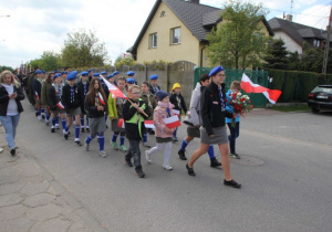 Zdjęcie uczestników przemarszu pod Pomnik Orła Białego w Koluszkach podczas Uroczystych Obchodów 228 Rocznicy Uchwalenia Konstytucji 3 Maja