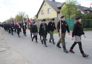 Zdjęcie uczestników przemarszu pod Pomnik Orła Białego w Koluszkach podczas Uroczystych Obchodów 228 Rocznicy Uchwalenia Konstytucji 3 Maja