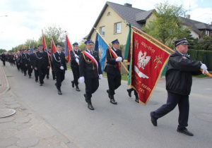 Zdjęcie uczestników przemarszu pod Pomnik Orła Białego w Koluszkach podczas Uroczystych Obchodów 228 Rocznicy Uchwalenia Konstytucji 3 Maja