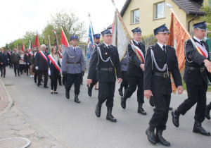 Zdjęcie uczestników przemarszu pod Pomnik Orła Białego w Koluszkach podczas Uroczystych Obchodów 228 Rocznicy Uchwalenia Konstytucji 3 Maja