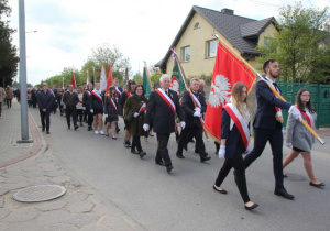 Zdjęcie uczestników przemarszu pod Pomnik Orła Białego w Koluszkach podczas Uroczystych Obchodów 228 Rocznicy Uchwalenia Konstytucji 3 Maja