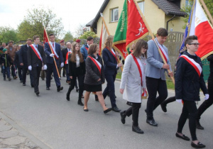 Zdjęcie uczestników przemarszu pod Pomnik Orła Białego w Koluszkach podczas Uroczystych Obchodów 228 Rocznicy Uchwalenia Konstytucji 3 Maja