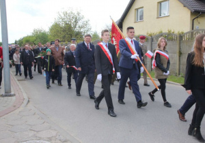 Zdjęcie uczestników przemarszu pod Pomnik Orła Białego w Koluszkach podczas Uroczystych Obchodów 228 Rocznicy Uchwalenia Konstytucji 3 Maja