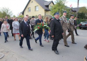 Zdjęcie uczestników przemarszu pod Pomnik Orła Białego w Koluszkach podczas Uroczystych Obchodów 228 Rocznicy Uchwalenia Konstytucji 3 Maja