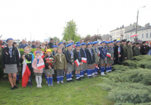 Zdjęcie uczestników podczas Uroczystych Obchodów 228 Rocznicy Uchwalenia Konstytucji 3 Maja przy Pomniku Orła Białego w Koluszkach