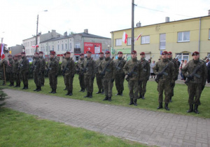 Zdjęcie asysty wojskowej podczas Uroczystych Obchodów 228 Rocznicy Uchwalenia Konstytucji 3 Maja przy Pomniku Orła Białego w Koluszkach