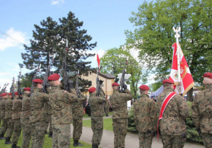 Zdjęcie asysty wojskowej podczas Uroczystych Obchodów 228 Rocznicy Uchwalenia Konstytucji 3 Maja przy Pomniku Orła Białego w Koluszkach