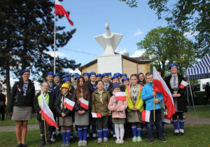 Zdjęcie uczestników Uroczystych Obchodów 228 Rocznicy Uchwalenia Konstytucji 3 Maja przy Pomniku Orła Białego w Koluszkach po zakończeniu uroczystości