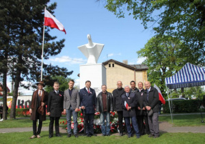 Zdjęcie uczestników Uroczystych Obchodów 228 Rocznicy Uchwalenia Konstytucji 3 Maja przy Pomniku Orła Białego w Koluszkach po zakończeniu uroczystości