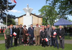 Zdjęcie uczestników Uroczystych Obchodów 228 Rocznicy Uchwalenia Konstytucji 3 Maja przy Pomniku Orła Białego w Koluszkach po zakończeniu uroczystości