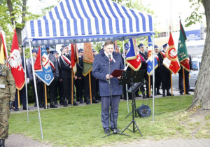 Zdjęcie Burmistrza Koluszek Waldemara Chałata podczas wystąpienia w ramach Uroczystych Obchodów 228 Rocznicy Uchwalenia Konstytucji 3 Maja przy Pomniku Orła Białego w Koluszkach