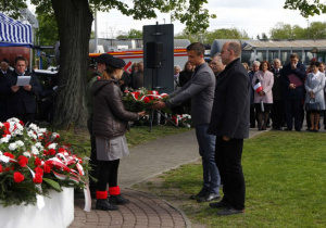 Zdjęcie delegacji składającej kwiaty podczas Uroczystych Obchodów 228 Rocznicy Uchwalenia Konstytucji 3 Maja przy Pomniku Orła Białego w Koluszkach