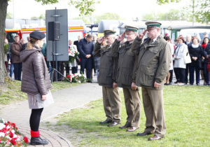 Zdjęcie delegacji składającej kwiaty podczas Uroczystych Obchodów 228 Rocznicy Uchwalenia Konstytucji 3 Maja przy Pomniku Orła Białego w Koluszkach