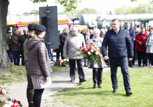 Zdjęcie delegacji składającej kwiaty podczas Uroczystych Obchodów 228 Rocznicy Uchwalenia Konstytucji 3 Maja przy Pomniku Orła Białego w Koluszkach