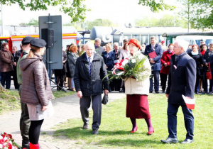 Zdjęcie delegacji składającej kwiaty podczas Uroczystych Obchodów 228 Rocznicy Uchwalenia Konstytucji 3 Maja przy Pomniku Orła Białego w Koluszkach