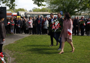 Zdjęcie delegacji składającej kwiaty podczas Uroczystych Obchodów 228 Rocznicy Uchwalenia Konstytucji 3 Maja przy Pomniku Orła Białego w Koluszkach