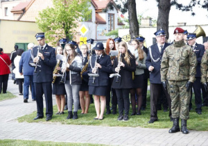 Zdjęcie członków Orkiestry Dętej OSP Koluszki podczas Uroczystych Obchodów 228 Rocznicy Uchwalenia Konstytucji 3 Maja przy Pomniku Orła Białego w Koluszkach