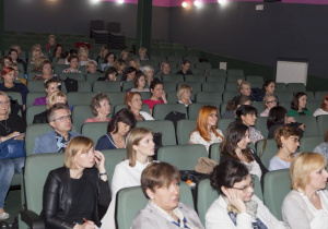 Zdjęcie uczestników konferencji pt. „Zrozumieć nastolatka…” zorganizowanej przez Poradnię Psychologiczno – Pedagogiczną w Koluszkach, Szkołę Podstawową w Długiem oraz Szkołę Podstawową w Różycy