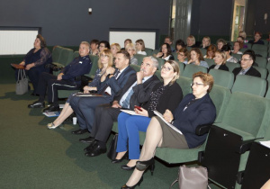 Zdjęcie organizatorów, zaproszonych gości oraz uczestników konferencji pt. „Zrozumieć nastolatka…” zorganizowanej przez Poradnię Psychologiczno – Pedagogiczną w Koluszkach, Szkołę Podstawową w Długiem oraz Szkołę Podstawową w Różycy