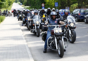 Zdjęcie motocyklistów - uczestników VIII Koluszkowskiego Zlotu Motocyklowego jadących na motorach