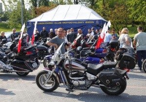 Zdjęcie uczestników oraz motocykli podczas VIII Koluszkowskiego Zlotu Motocyklowego na parkingu przed Urzędem Miejskim w Koluszkach