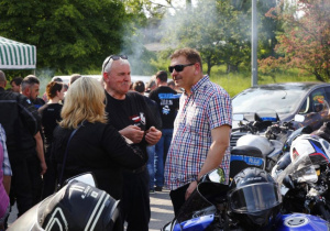 Zdjęcie Burmistrza Koluszek Waldemara Chałata oraz uczestników VIII Koluszkowskiego Zlotu Motocyklowego na parkingu przed Urzędem Miejskim w Koluszkach