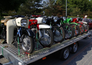 Zdjęcie motocykli prezentowanych podczas VIII Koluszkowskiego Zlotu Motocyklowego na parkingu przed Urzędem Miejskim w Koluszkach