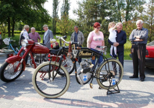 Zdjęcie uczestników VIII Koluszkowskiego Zlotu Motocyklowego oglądających motocykle