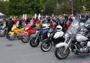 Zdjęcie uczestników oraz motocykli podczas VIII Koluszkowskiego Zlotu Motocyklowego na parkingu przed Urzędem Miejskim w Koluszkach