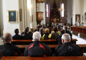 Zdjęcie uczestników VIII Koluszkowskiego Zlotu Motocyklowego podczas mszy świętej w kościele pw. Niepokalanego Poczęcia NMP w Koluszkach