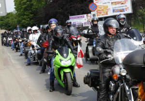 Zdjęcie motocyklistów - uczestników VIII Koluszkowskiego Zlotu Motocyklowego jadących na motorach