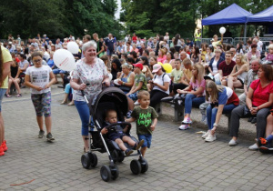 Zdjęcie ludzi oglądających występ w Amfiteatrze Parku Miejskiego podczas Dni Koluszek 2019