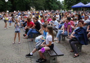 Zdjęcie ludzi oglądających występ w Amfiteatrze Parku Miejskiego podczas Dni Koluszek 2019