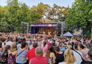 Zdjęcie ludzi oglądających występ w Amfiteatrze Parku Miejskiego podczas Dni Koluszek 2019