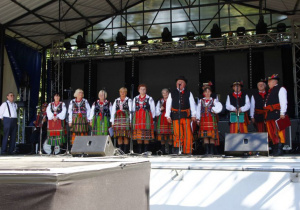 Zdjęcie Zespołu Złota Jesień występującego na scenie podczas Dni Koluszek 2019