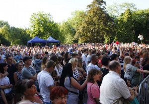 Zdjęcie ludzi oglądających występ w Amfiteatrze Parku Miejskiego podczas Dni Koluszek 2019