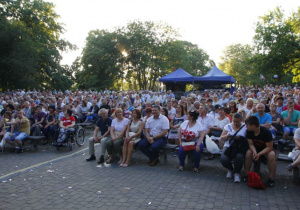 Zdjęcie ludzi oglądających występ w Amfiteatrze Parku Miejskiego podczas Dni Koluszek 2019