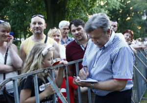 Zdjęcie Andrzeja Rybińskiego rozdającego fanom autografy przy scenie podczas Dni Koluszek 2019