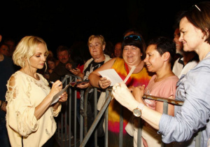 Zdjęcie Anny Wyszkoni rozdającej fanom autografy przy scenie podczas Dni Koluszek 2019